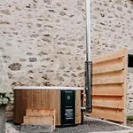 Maison Surplombant L'etang Avec Bain Nordique Busserolles